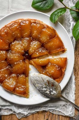   Tarte Tatin! การผสมผสานระหว่างความกรอบนอกนุ่มในของแป้งพายและรสชาติหวานอมเปรี้ยวของแอปเปิลที่ถูก caramelize อย่างลงตัว